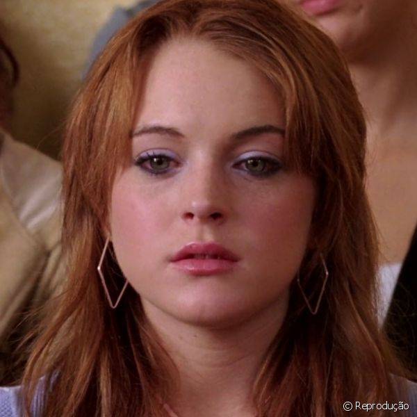 Cady Heron, personagem de Lindsay Lohan em Meninas Malvadas, se transforma em uma das meninas mais populares do col?gio e assim aprende a usar bastante maquiagem, como batom rosa e sombra combinando com a blusa